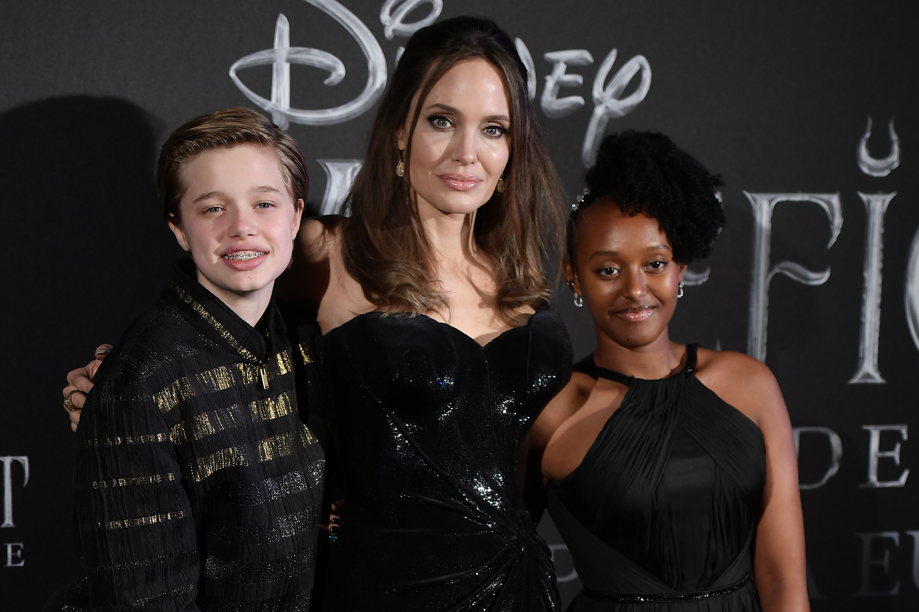 Angelina Jolie posa em momento fofo com os filhos na première de