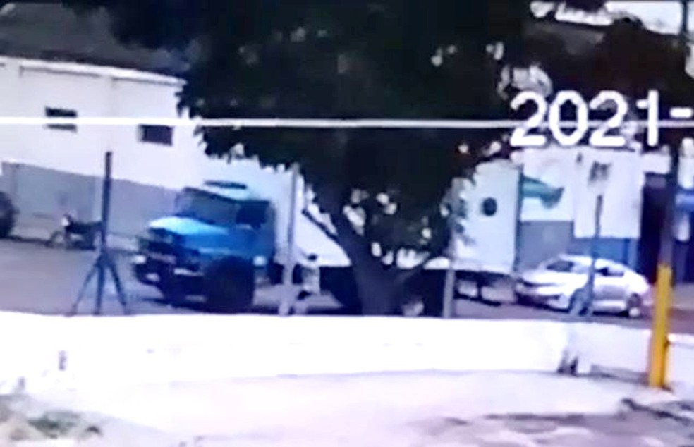 Mulher entra em caminhão desgovernado e evita acidente em Garça — Foto: Reprodução/Câmera de segurança