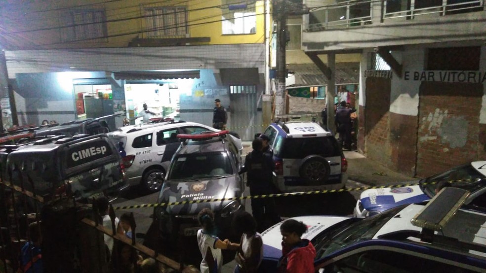Equipes da polícia tentam negociar com homem que faz a mãe refém, no Espírito Santo (Foto: Diony Silva/ TV Gazeta)