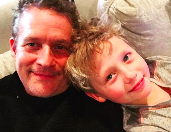 O ator James Tupper com o filho, fruto de seu relacionamento com a atriz Anne Heche (Foto: Instagram)