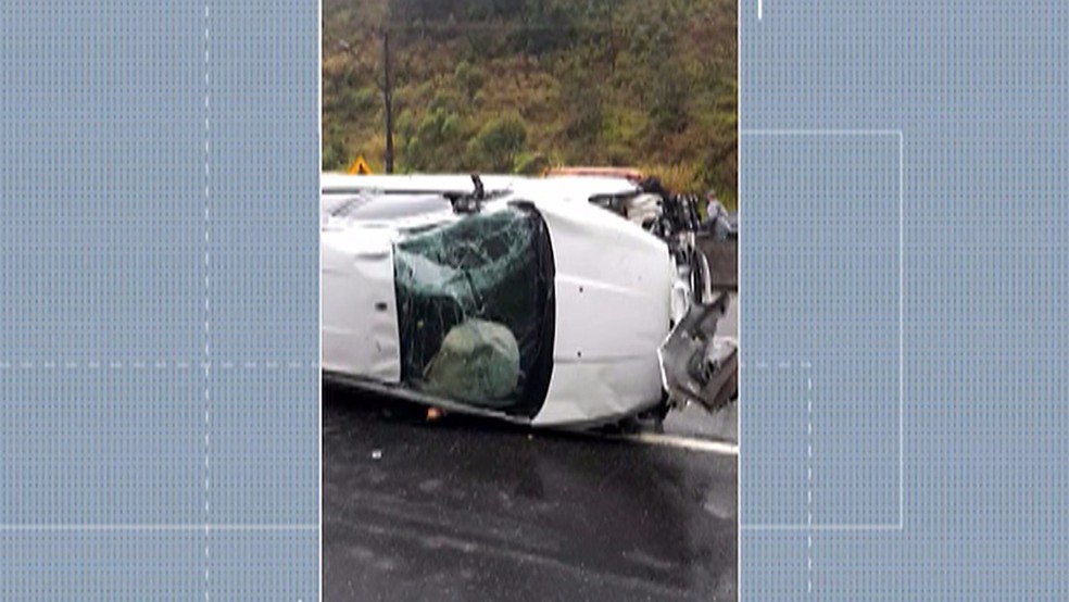 Carro capota na Rodovia Mogi-Dutra — Foto: Reprodução/TV Diário