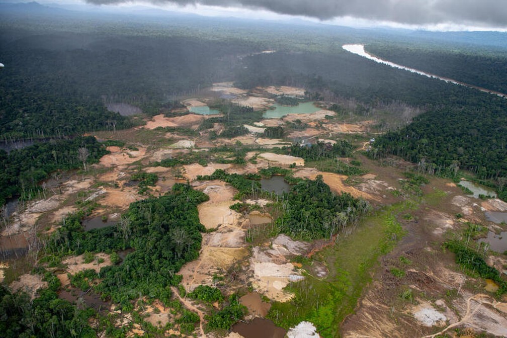 Expansão do garimpo na terra Yanomami, em foto de abril de 2021. — Foto: Christian Braga/Greenpeace