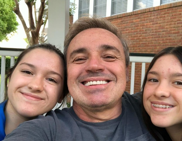 Gugu Liberato com as filhas (Foto: Reprodução/Instagram)