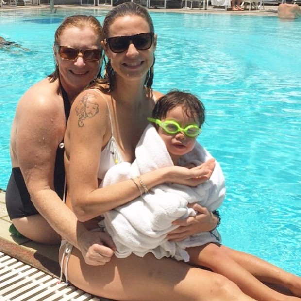 A atriz Luana Piovani curte a piscina com o filho e a mãe (Foto: Reprodução - Instagram)