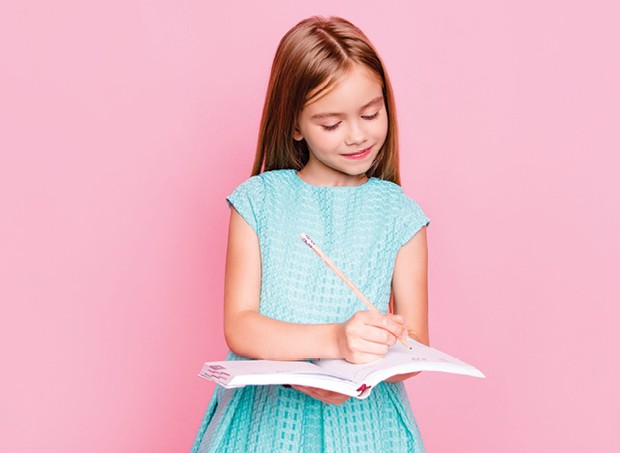 Educação - Menina com lápis escrevendo em caderno (Foto: Thinkstock)