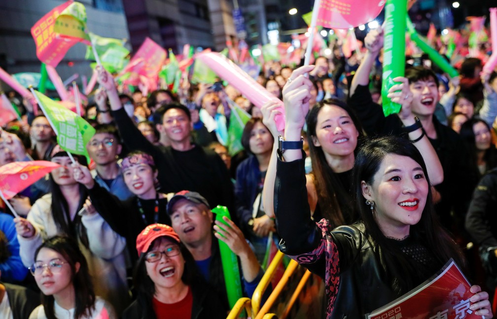 Taiweses foram às ruas neste sábado (11) após as eleições presidenciais. A predesidente Tsai Ing-wen foi reeleita — Foto: Tyrone Siu/Reuters