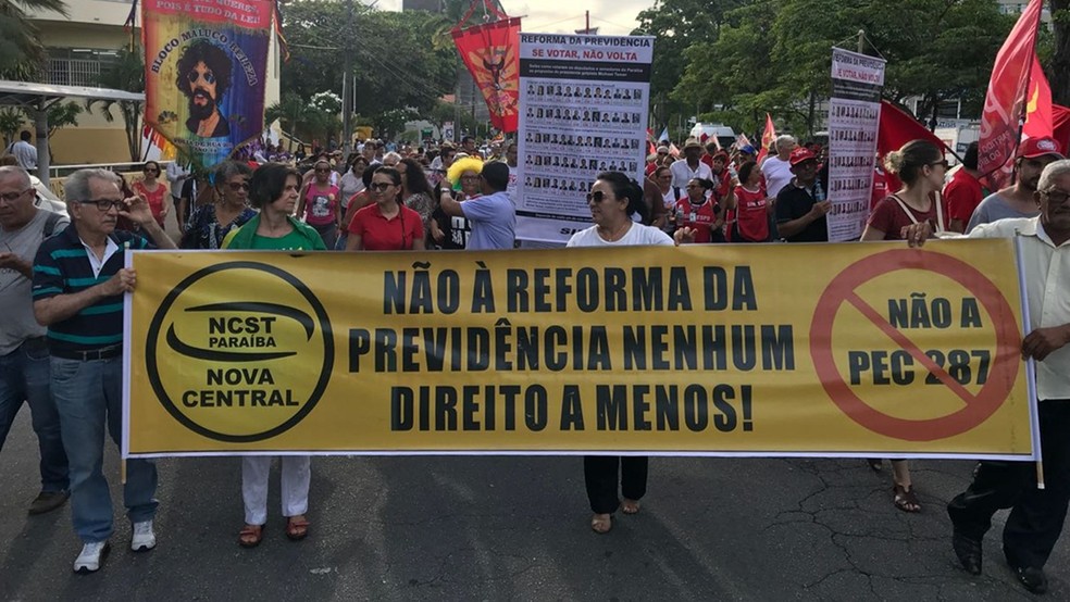 Manifestantes saíram às ruas de João Pessoa com faixas e estandartes para protestar contra a Reforma da Previdência, nesta segunda-feira (19) (Foto: Walter Paparazzo/G1)