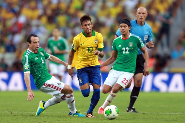 Neymar dribla mexicanos (Foto: Getty Images)