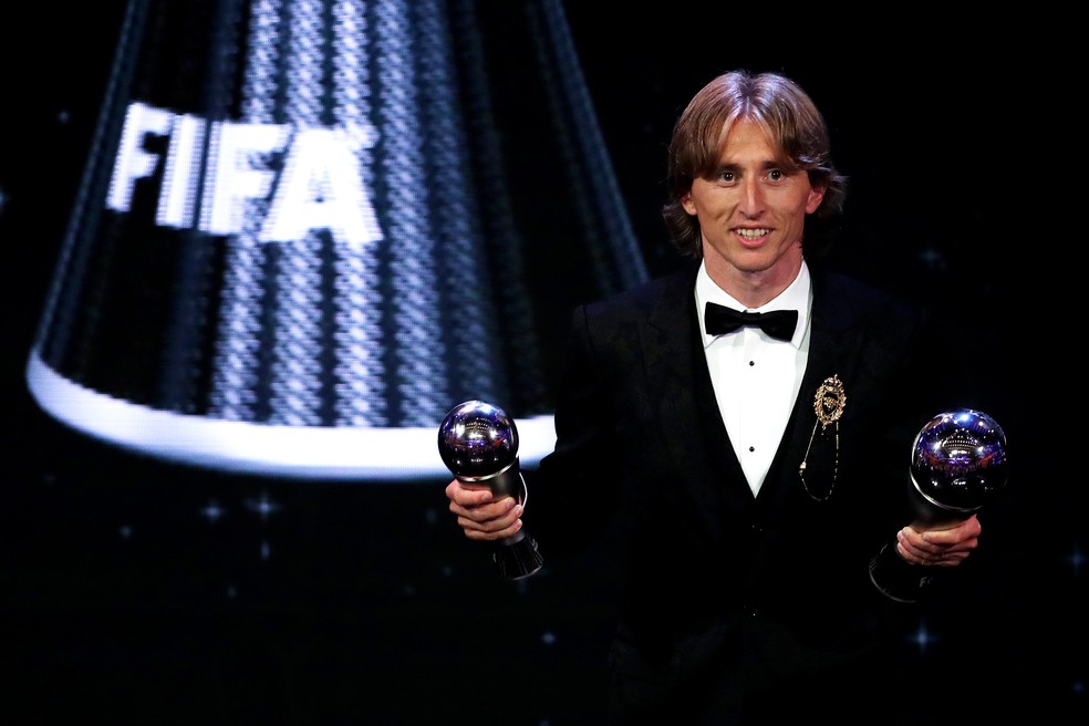 Modric com o prêmio de melhor do mundo; o outro é por ser parte da seleção dos 11 de 2018 — Foto: Getty Images
