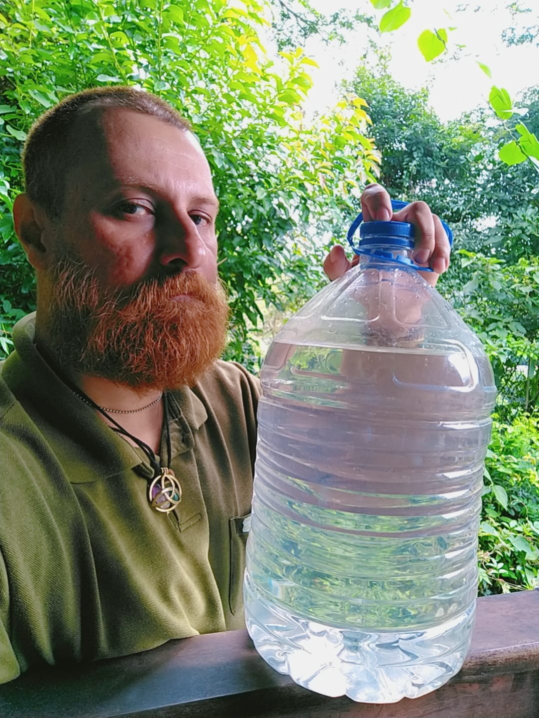 Moradores de Nogueira, em Petrópolis, RJ, flagram desperdício de água com tubulação quebrada na rua