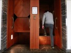 Elevador sem portas que nunca para nos andares é relíquia na Alemanha