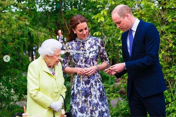 O Príncipe William na companhia da esposa, Kate Middleton, e da avó, a rainha Elizabeth 2ª (Foto: Instagram)