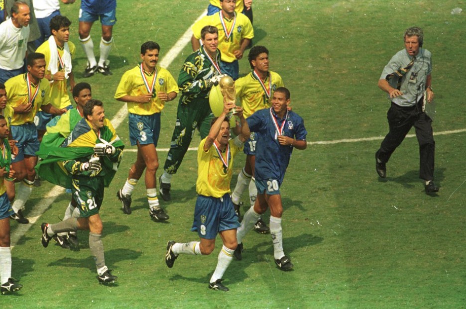 Guiados pelo capitão Dunga, seleção canarinho dá a volta olímpica no estádio Rose Bowl, em Pasadena