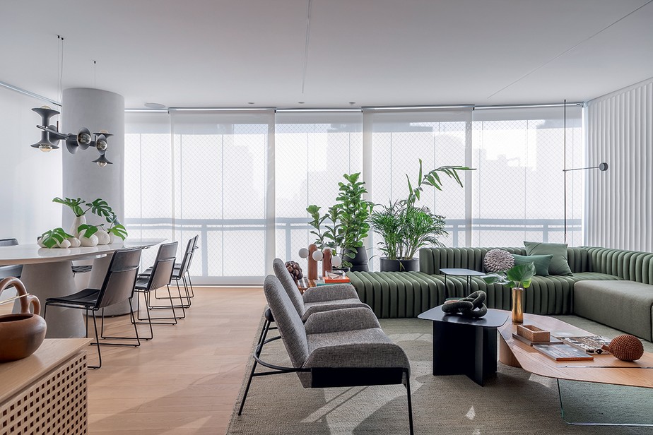 A arquiteta Beatriz Quinelato e seu marido apostaram em cores, móveis e texturas que acolhem e conectam as pessoas em apartamento de 170 m² na Vila Nova Conceição, em São Paulo