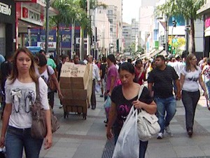 Consumidores no calçadão do comércio no centro de Campinas (Foto: Reprodução/ EPTV)
