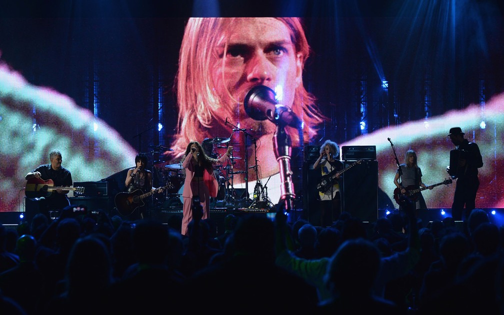 Pat Smear, Joan Jett, Lorde, Dave Grohl, St. Vincent, Kim Gordon e Krist Novoselic se apresentam durante a indução do Nirvana ao Rock and Roll Hall of Fame, na noite de 10 de abril — Foto: Larry Busacca/Getty Images/AFP
