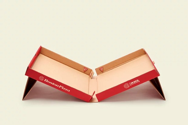 Caixa de pizza se transforma em bandeja para você comer na cama (Foto: Reprodução)