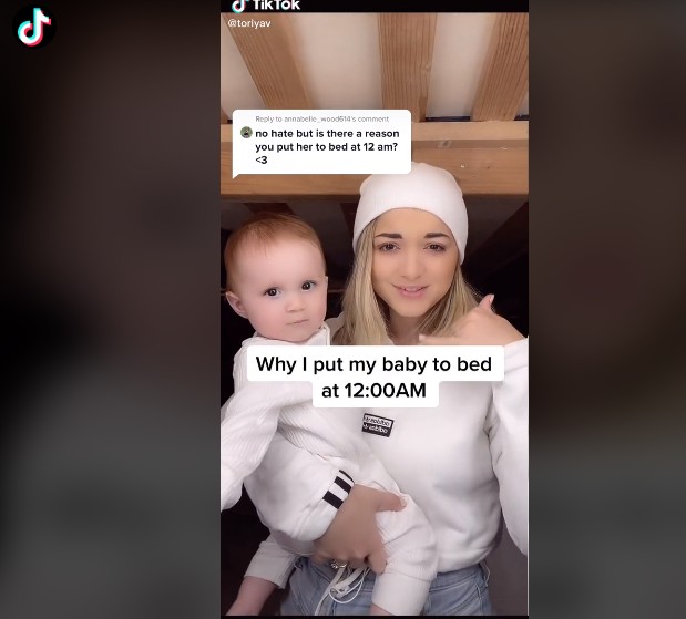 Mãe viraliza com vídeo em que justifica por que coloca seu bebê para dormir à meia-noite (Foto: Reprodução/TikTok/Victoria)