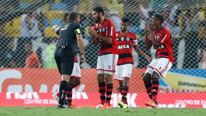 arbitro Marcelo de Lima Henrique, Wallace e Erazo penalti, Flamengo x Vasco (Foto: Alexandre Cassiano/Agência O Globo)