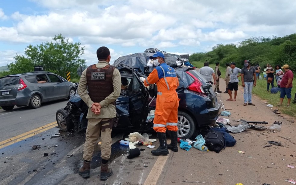 Carro em que a família estava ficou destruído — Foto: Divulgação/PRF