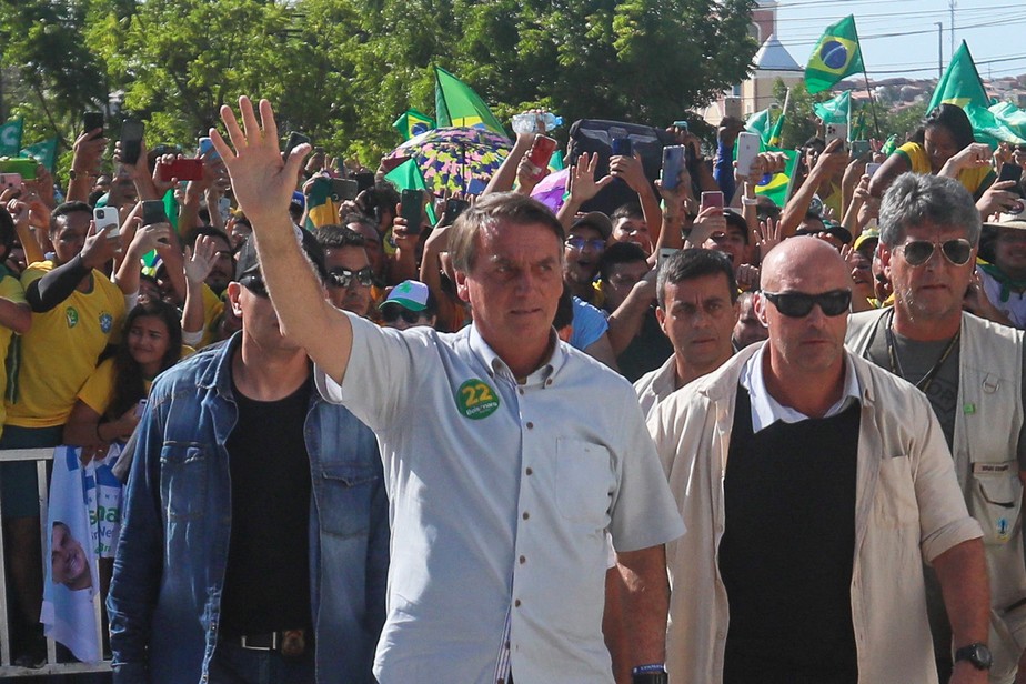 Jair Bolsonaro (PL) durante caminhada em Fortaleza, no Ceará, em 15 de outubro