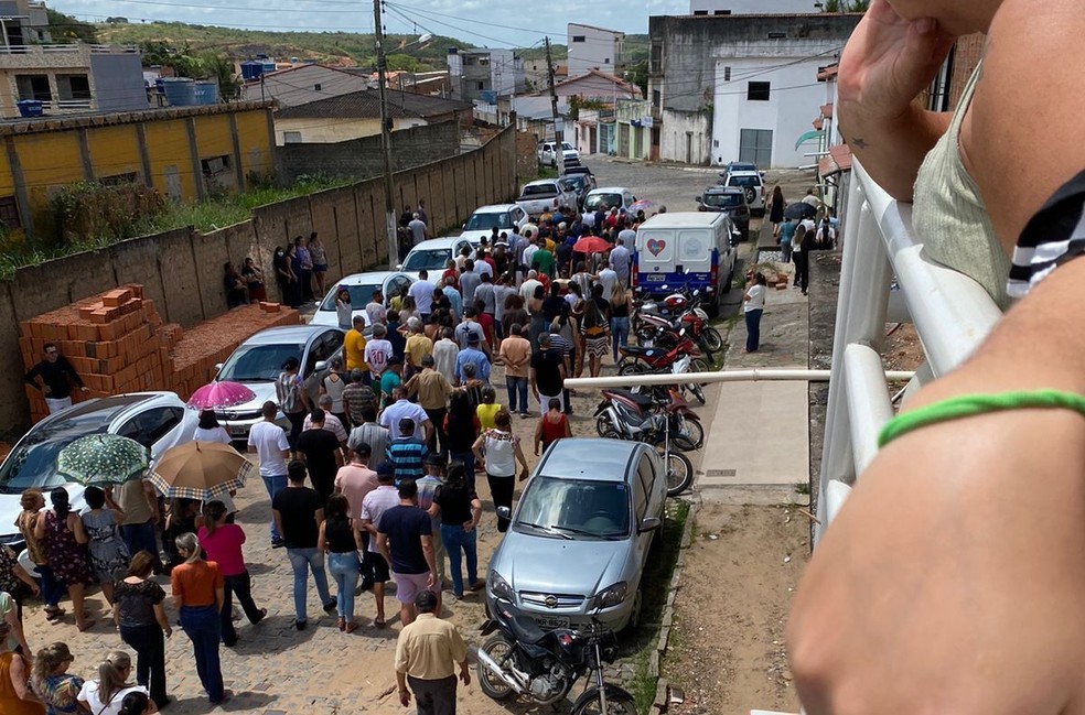 Corpo de jovem morto em condomínio de Aracaju é enterrado  — Foto: Miraildes Guimarães