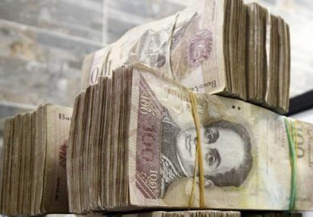 Maços de bolivares, moeda da Venezuela (Foto: EFE)