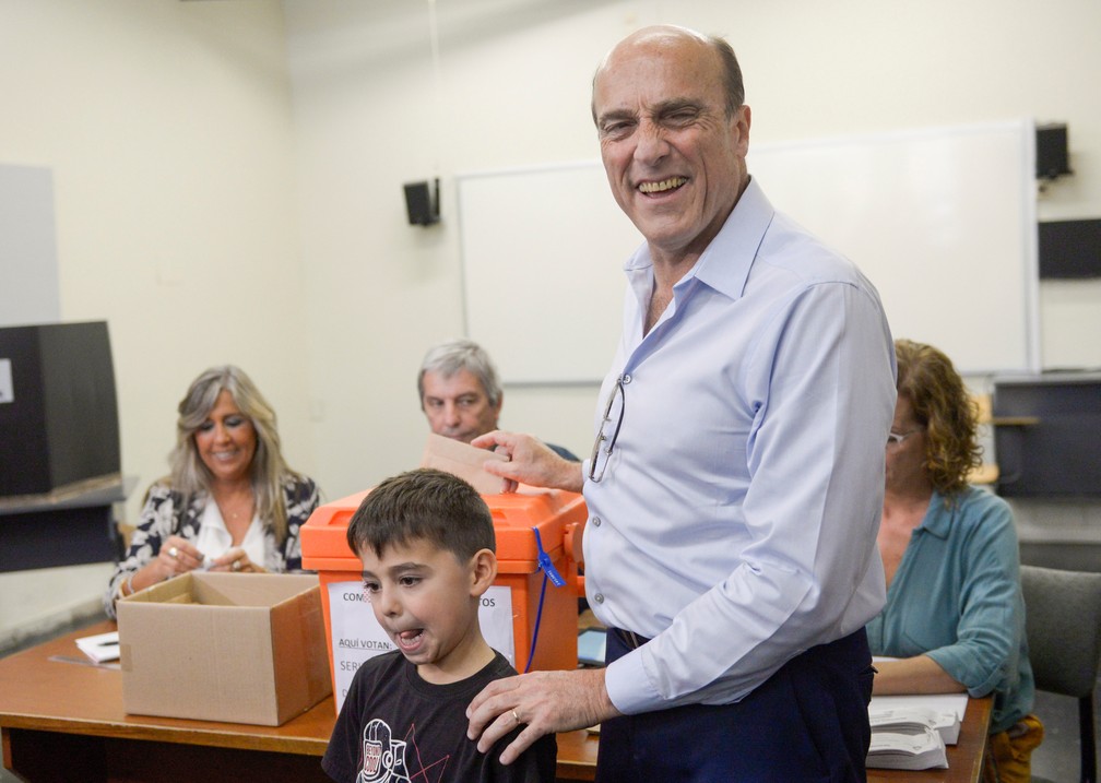 Daniel Martinez, candidato da Frente Ampla, vota em Montevidéu neste domingo (24) — Foto: Andres Cuenca Olaondo/Reuters