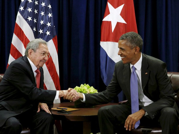 O presidente dos EUA, Barack Obama, e o presidente cubano Raul Castro se cumprimentam durante reunião na Assembleia Geral das Nações Unidas em Nova York (Foto: Kevin Lamarque/Reuters)