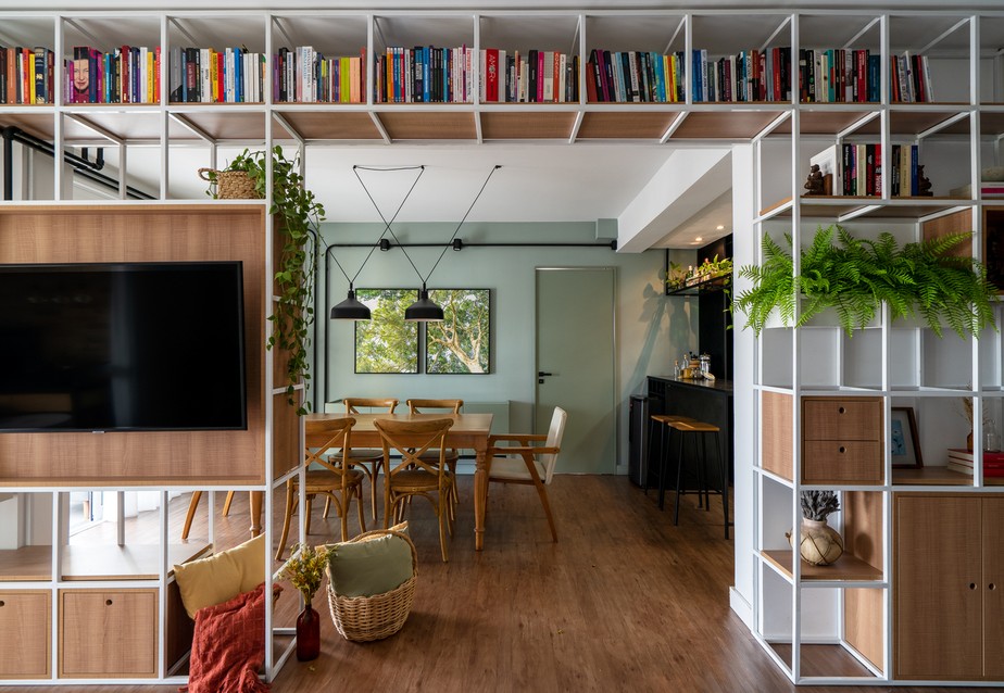 LIVING | A estante emoldura a transição entre sala de estar e de jantar. A marcenaria do living foi executada pela Home Style