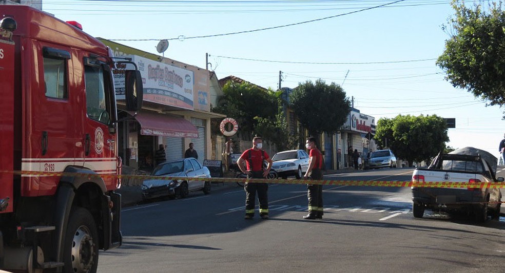 Incêndio atingiu picape e árvore em avenida de Dracena — Foto: Jorge Zanoni/Cedida