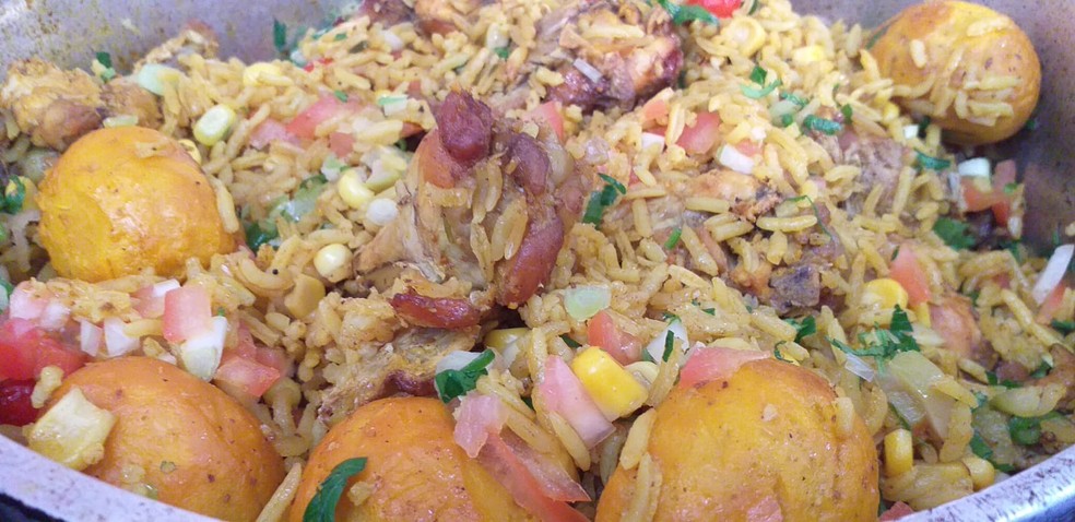 Frango com Pequi pode ser acompanhado de farofa ou salada de tomate — Foto: Reprodução/TVCA