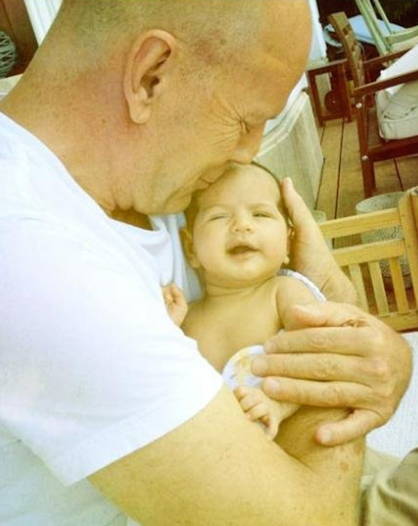 A primeira foto de Bruce Willis com sua filha recém-nascida (Foto: Instagram)
