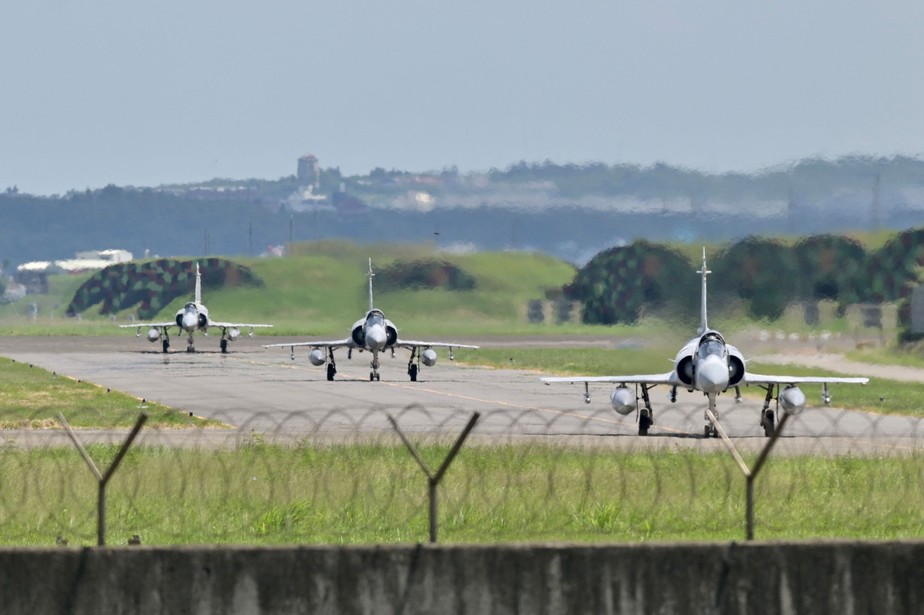 Três caças Mirage 2000, de fabricação francesa, taxiam em uma pista na Base Aérea de Hsinchu