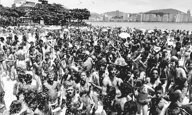 Banho de mar a fantasia na Urca, em 1974