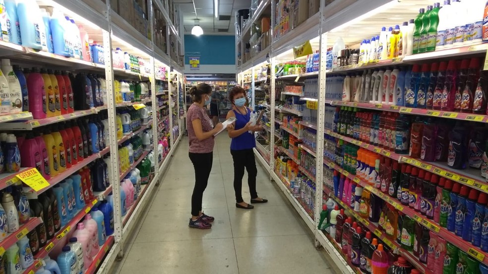 Vigil&acirc;ncia Sanit&aacute;ria visitou supermercados para coibir venda de &aacute;lcool adulterado em Catanduva &mdash; Foto: Divulga&ccedil;&atilde;o/Prefeitura de Catanduva 