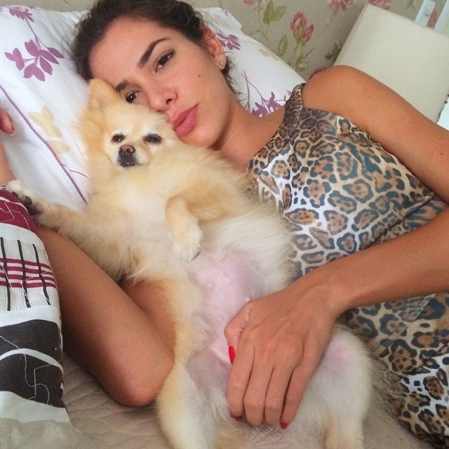 Adriana se prepara para dormir com a cachorrinha (Foto: Instagram)