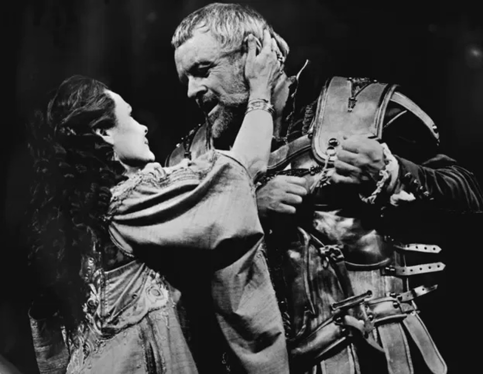 Atrizes como Judi Dench (vista aqui com Anthony Hopkins como Marco Antônio, em peça de teatro de 1987 em Londres) já viveram Cleópatra nos palcos — Foto: PA MEDIA