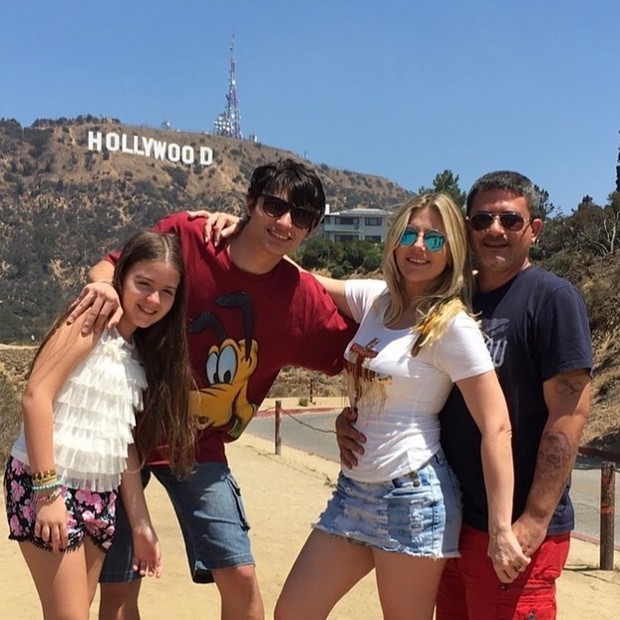 Alessandra Veiga e Tom Veiga com os filhos Adrian e Alissa (Foto: Reprodução/Instagram)