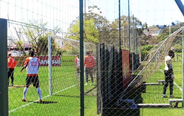 Jogadores de Inter e Fluminense treinam no CT Parque Gigante (Foto: Tomás Hammes / GLOBOESPORTE.COM)