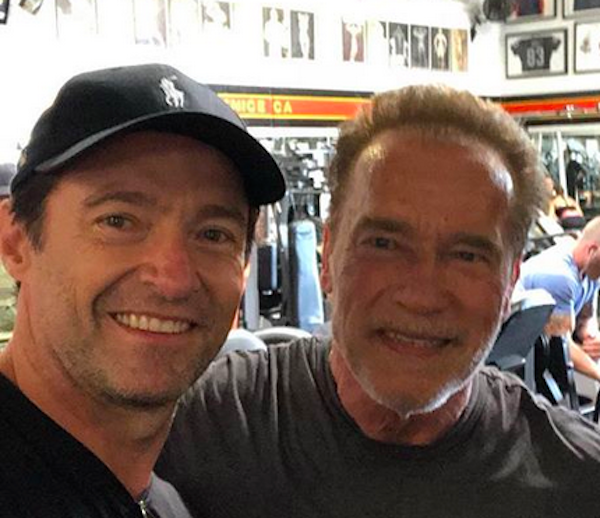 Os atores Hugh Jackman e Arnold Schwarzenegger treinando em uma academia de Los Angeles (Foto: Instagram)