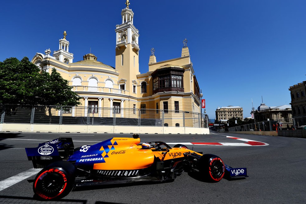 Carlos Sainz, na McLaren, durante o GP do Azerbaijão — Foto: Mark Thompson/Getty Images