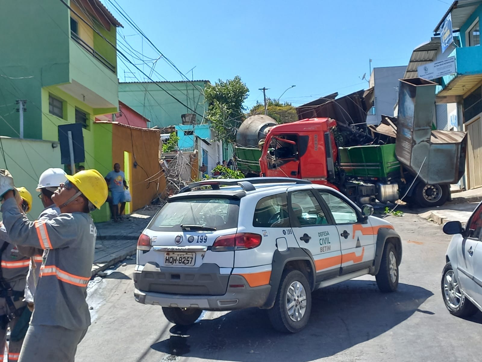 Carreta desgovernada atinge casas em Betim, na Grande BH