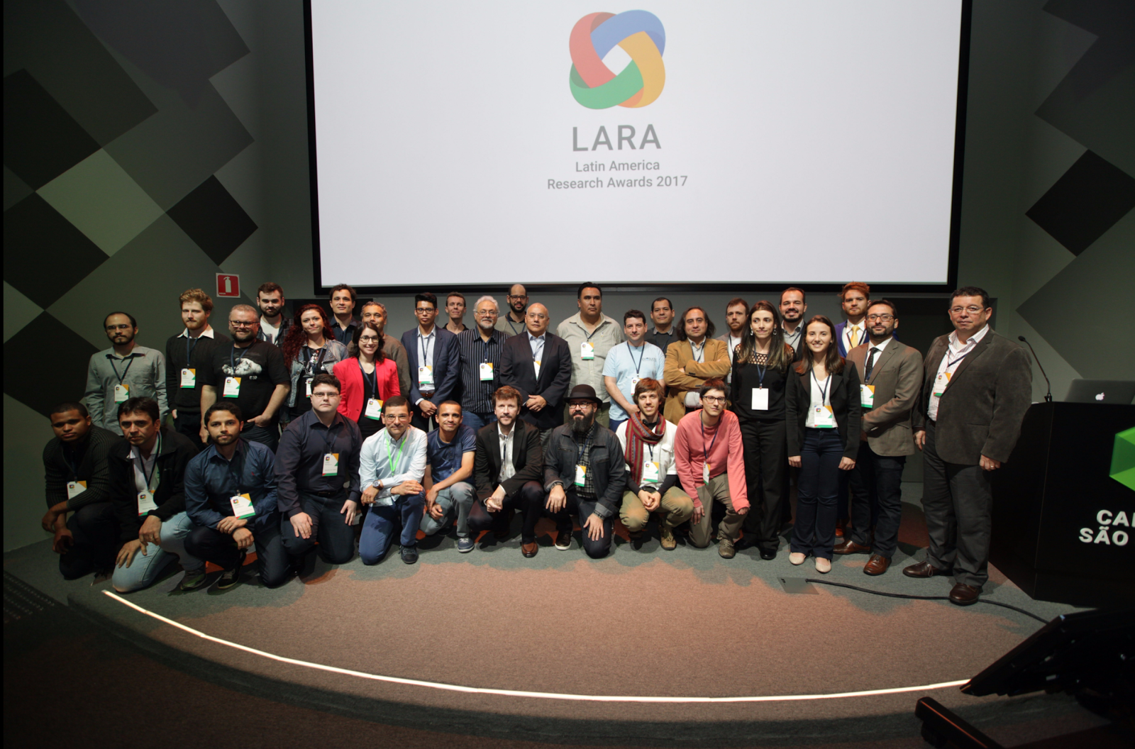 Grupo de pessoas que tiveram os projetos selecionados no LARA 2017 (Foto: Divulgação/ Google)