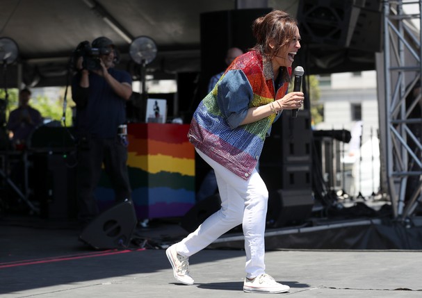 SAN FRANCISCO, CALIFORNIA - JUNE 30: Democratic presidential candidate U.S. Sen. Kamala Harris (D-CA) speaks during the SF Pride Parade on June 30, 2019 in San Francisco, California. Sen. Harris spent the weekend in the San Francisco Bay Area where she at (Foto: Getty Images)