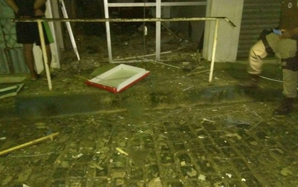 Grupo causa terror após invadir Arataca e explodir caixa eletrônico — Foto: Bahia 10
