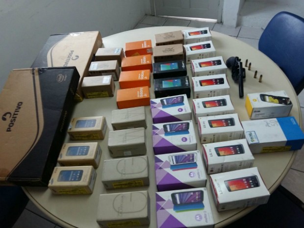 Homem foi preso tentando sair com 32 celulares e dois notebooks, após assalto (Foto: Divulgação/Polícia Civil)