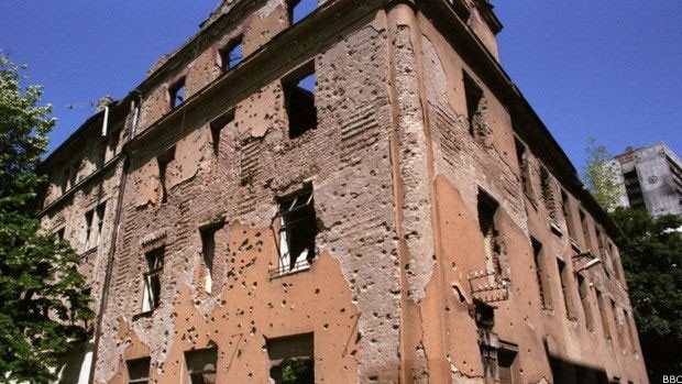  Prédio de Saravejo bombardeado durante a guerra  (Foto: BBC)