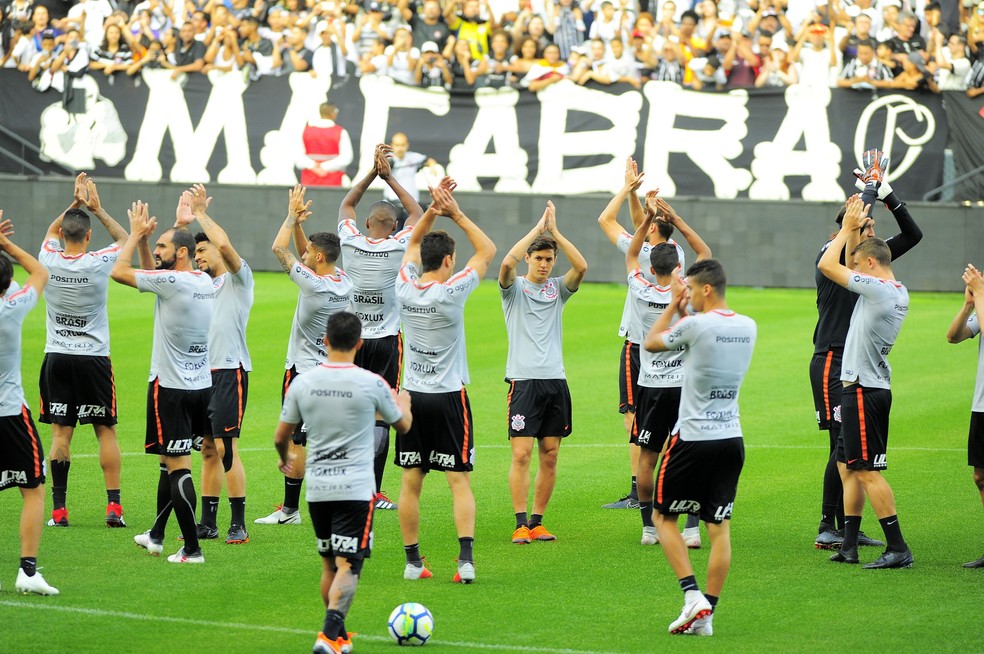 Jogadores do Corinthians saudando a torcida no treino aberto na arena — Foto: Marcos Ribolli