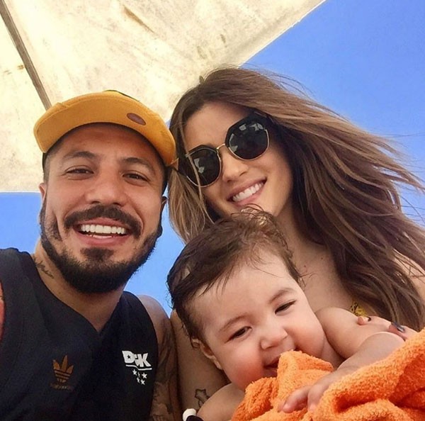 Os ex-BBBs Fernando e Aline com o filho Lucca (Foto: Reprodução Instagram)